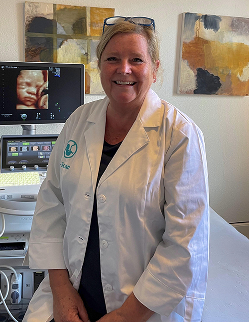 Jordmoder Annette Marup udfører graviditetsscanning hos Klinik A-SCAN i Hillerød